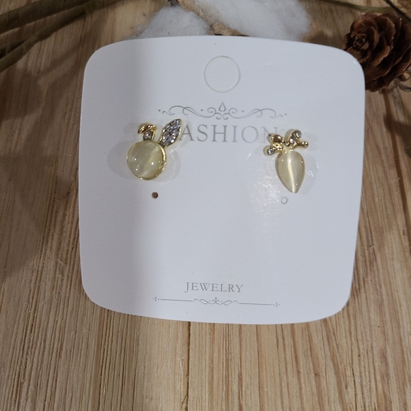 🐰🥕NEW🐰🥕ADORABLE!! BUNNY AND CARROT STUD CZ EARRINGS 🐰🥕 - Picture 6 of 13